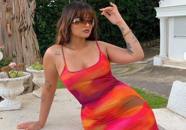 النظارات الشفافة الكبيرة... أكسسوار هذا الصيف من العام 2000
