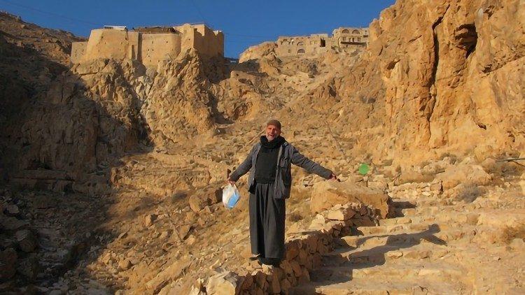 مقابلة مع الرئيس الجديد لجماعة دير مار موسى الذي يسعى إلى متابعة رسالة الأب باولو دالوليو