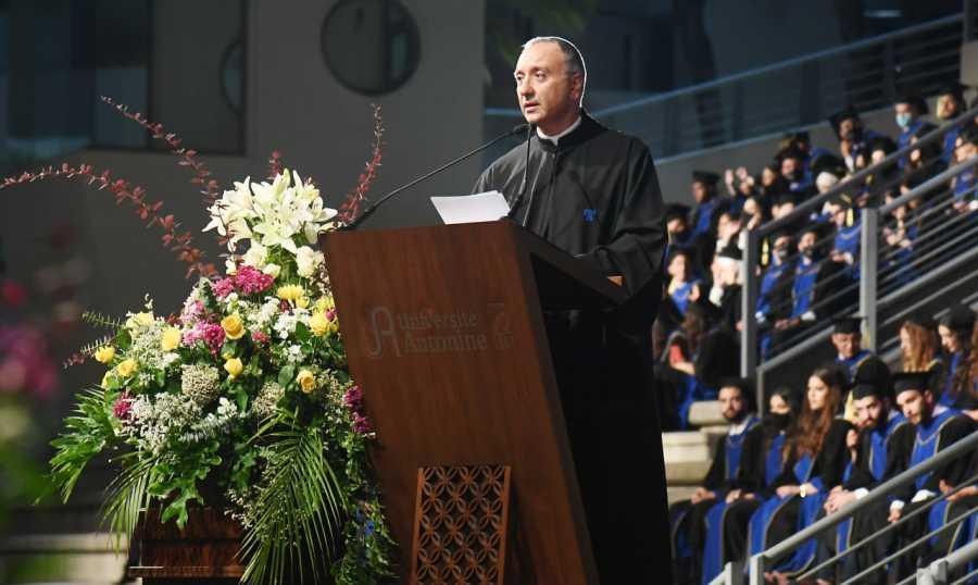 "الأنطونية" تخرّج طلابها.. جلخ: لا تستكينوا قبل أن تنقبوا جدار الأزمة