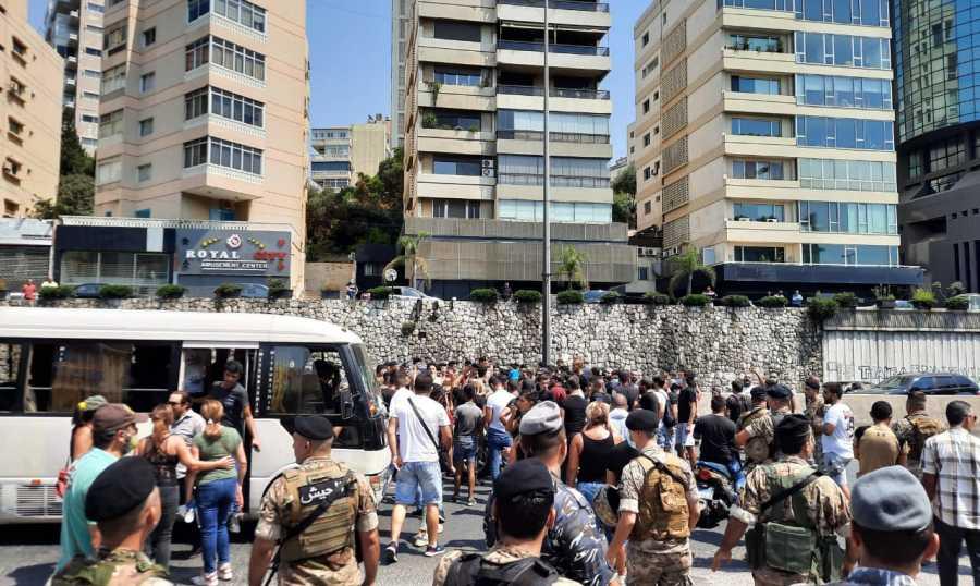 أمنياً: قطع طرقات والجيش يوقف شبانا بحوزتهم أسلحة.. قوى الأمن: للحفاظ على سلميّة التحرك… وإلا!