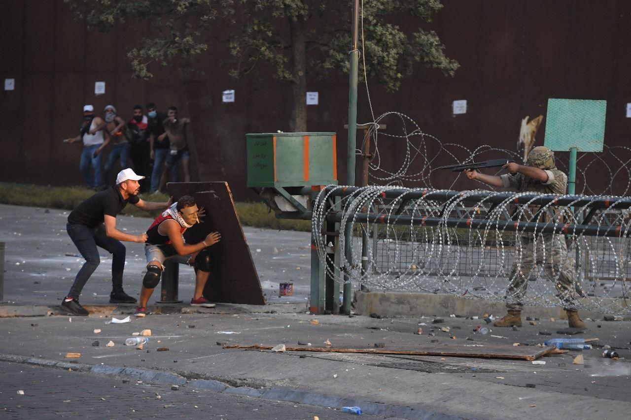 صباح الجمعة: شارع 4 آب "بحر من الموجوعين يملأ ساحات بيروت"... وداعاً عهد الانتحار