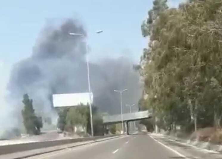 حريق كبير بين أنابيب الاترنيت على اوتوستراد شكا الهري وتحذير من تنشق غبار الاميانت