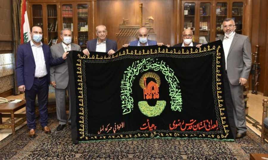 وفد أمل العائد من طهران التقى بري وسلمه هدية