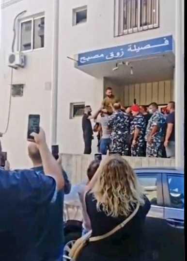 بعد قطع طريق جعيتا ووقفة إحتجاجية.. إطلاق سراح الناشط إيلي هيكل