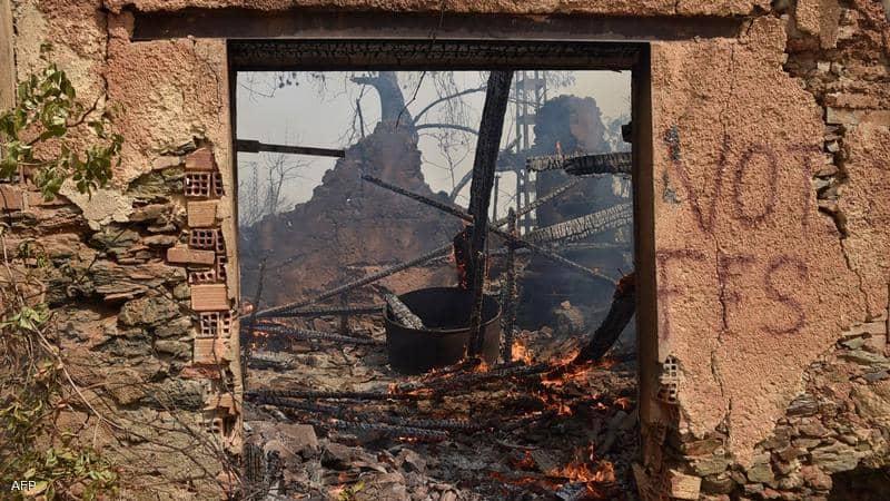 حرائق الغابات تستعر بالجزائر وتودي بحياة 42 شخصا بينهم جنود