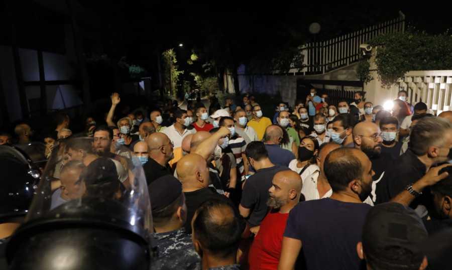 "التيار" أمام منزل سلامة محتجا: للتراجع عن قرار رفع الدعم