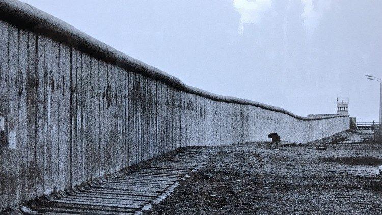 الذكرى السنوية الستون لبناء جدار برلين: دعوات البابا فرنسيس إلى بناء الجسور لا الجدران