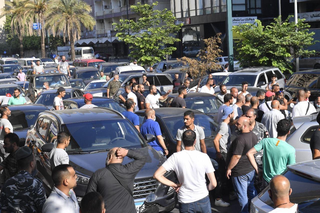أزمة البنزين أقفلت الطرق... اللبنانيون عالقون في سياراتهم بانتظار قرار السلطة