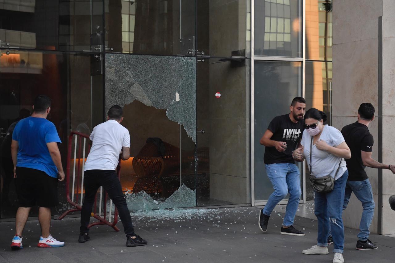 صدامات بين محتجين والقوى الأمنية أمام منزل ميقاتي... وتحذير من توقيفات