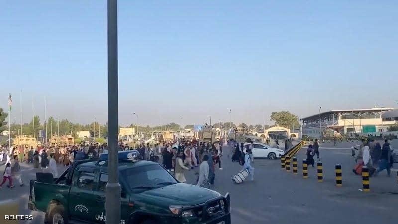 جنود أميركيون بمطار كابل يطلقون النار لإبعاد مدنيين أفغان