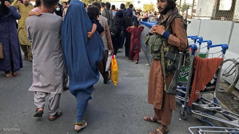 فوضى وإطلاق نار وقتلى دهسا.. ماذا يحدث في مطار كابل؟