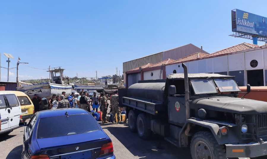 الجيش يصادر محروقات مخزنة ويوزعها على الافران والمستشفيات والصيادين والمزارعين