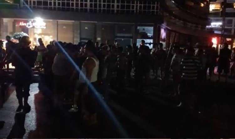لبنان غارق في العتمة.. قطع طرق وقرع طناجراحتجاجا
