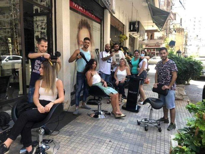 الحلاقة على الرصيف.. آخر صيحة في "أزمة لبنان"