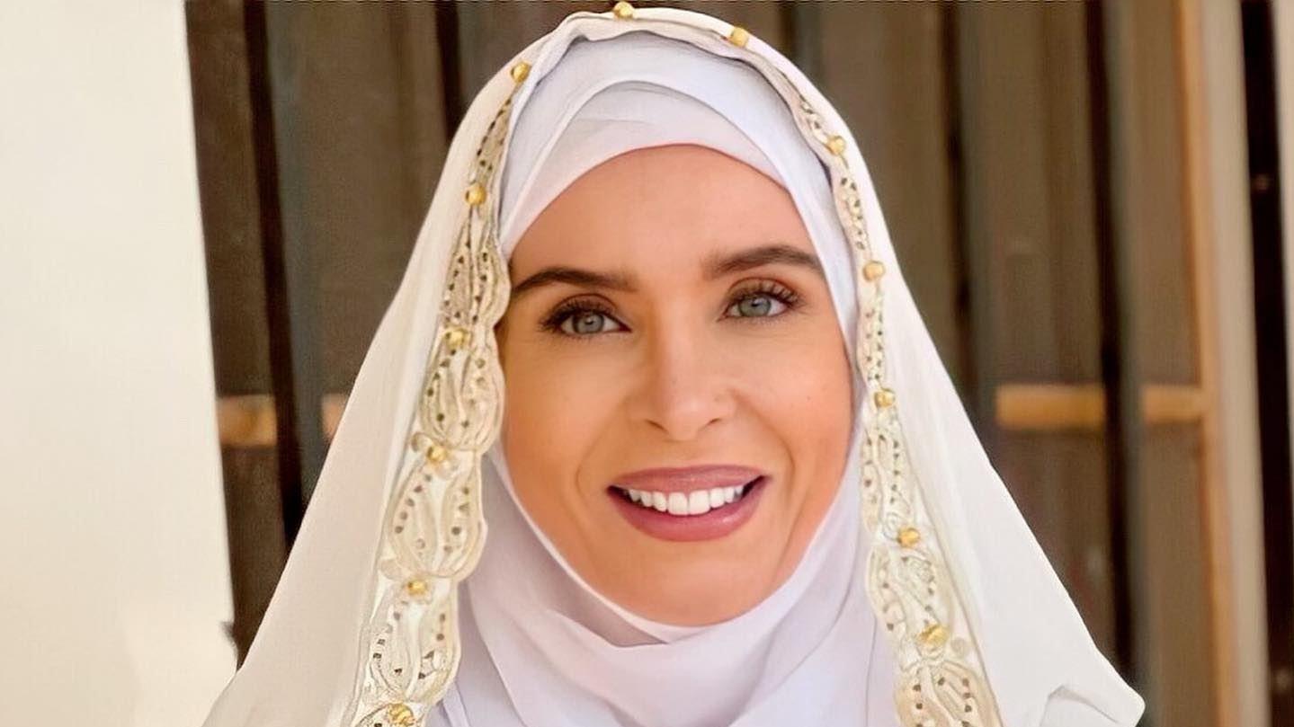 دينا تكشف سبب ظهورها بالحجاب والعباءة: تعليقات الجمهور أسعدتني
