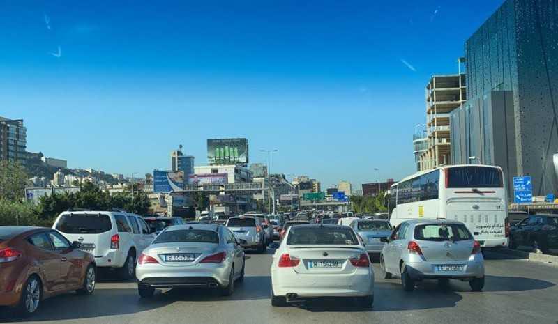 محطات وسوبرماركات أقفلت.. فياض: المخزون نفذ وفهد: السوق السوداء ملجؤنا.. وزحمة سير خانقة على الطرقات