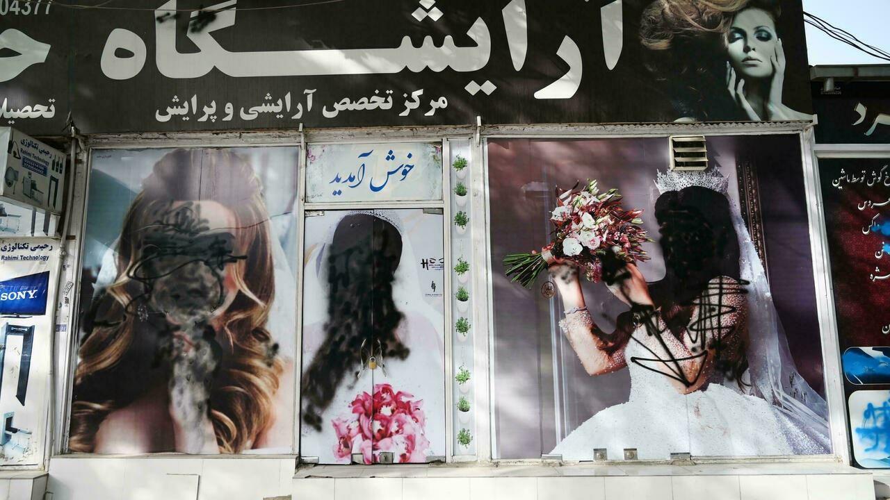 تشويه صور النساء على الواجهات مع خضوع كابول لحكم "طالبان"