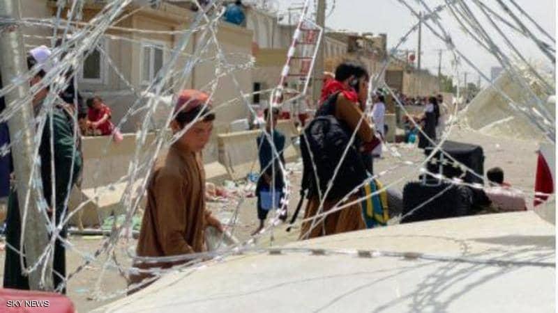 أفغانيات رموا أطفالهن على أسلاك مطار كابل.. ما القصة؟
