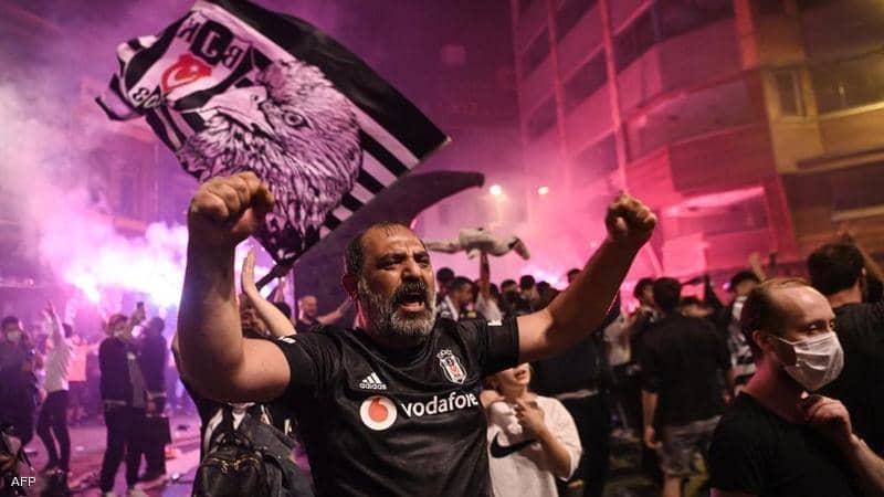 مؤشر خطير.. مناهضة اللاجئين السوريين تصل ملاعب تركيا