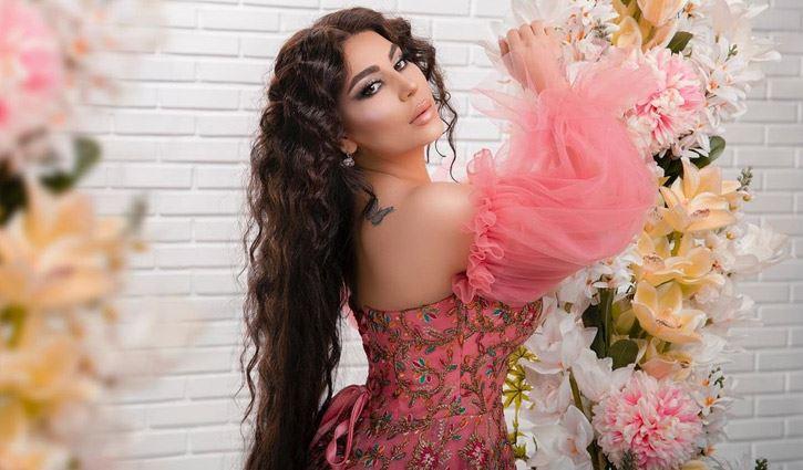 ارتدت حجاباً شاملاً... أشهر فنانة أفغانية عاشت ساعات رعب خلال هروبها من "طالبان"