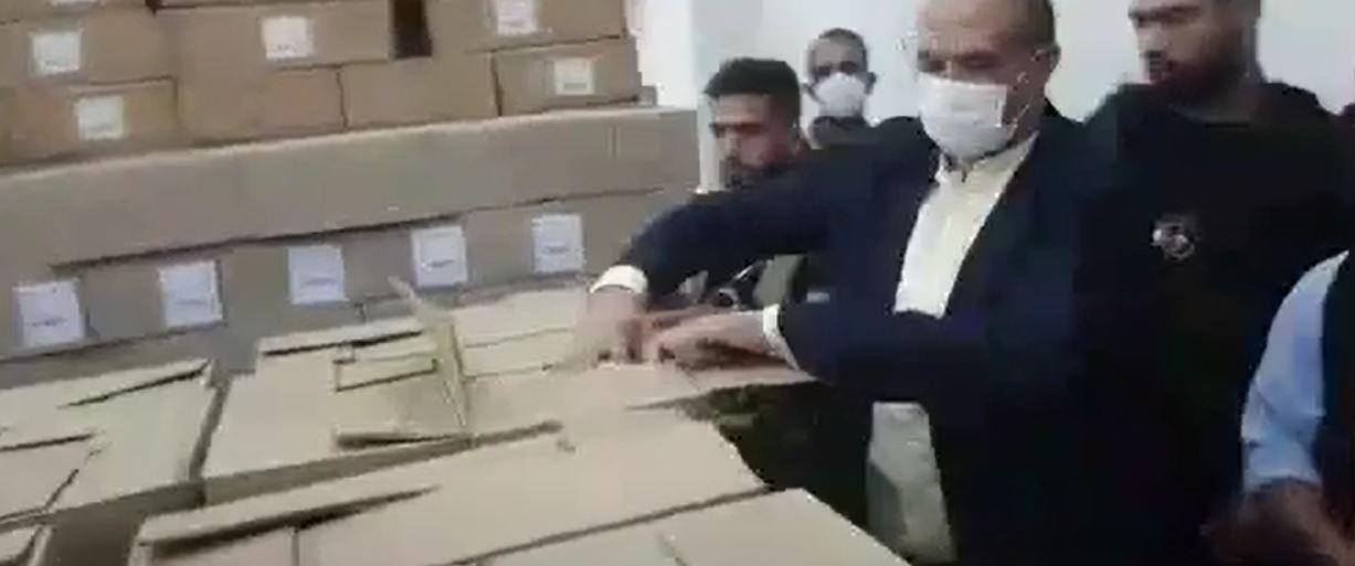 كميات هائلة من الأدوية... وزير الصحة يدهم مستودعاً في الفياضية