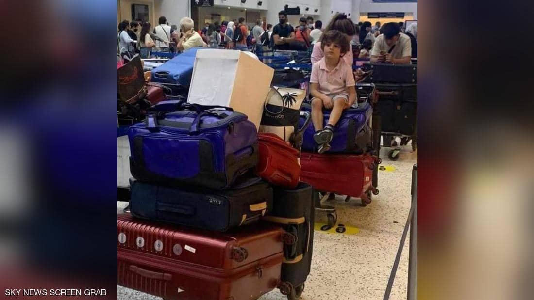 قطعوا إجازاتهم ورحلوا.. دموع وغصات في مطار بيروت