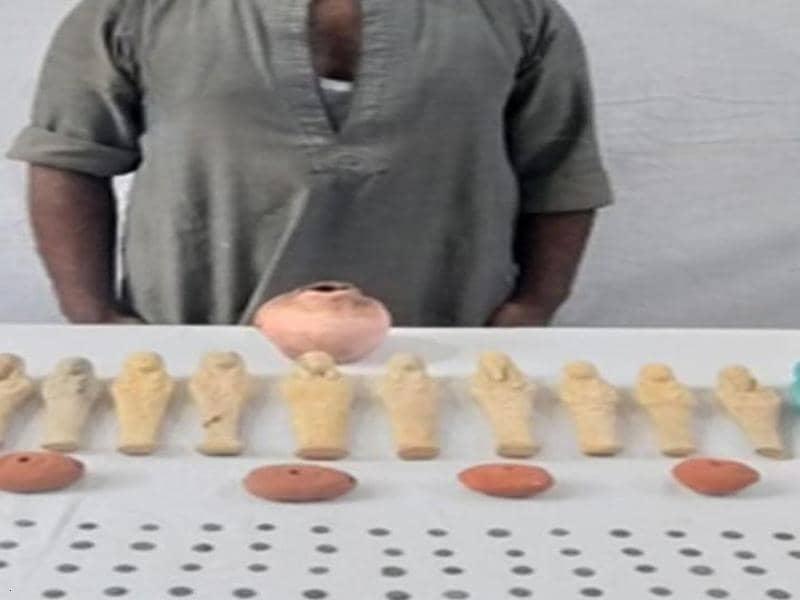 اكتشفوا "كنزا ثمينا" داخل حفرة.. والأمن المصري يحبط تهريبه