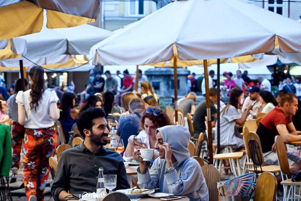 تدفق السيّاح الخليجيين على أوكرانيا يُنعش قطاعها ... المطاعم تأقلمت بسرعة وطبعت لوائحها باللغة العربية