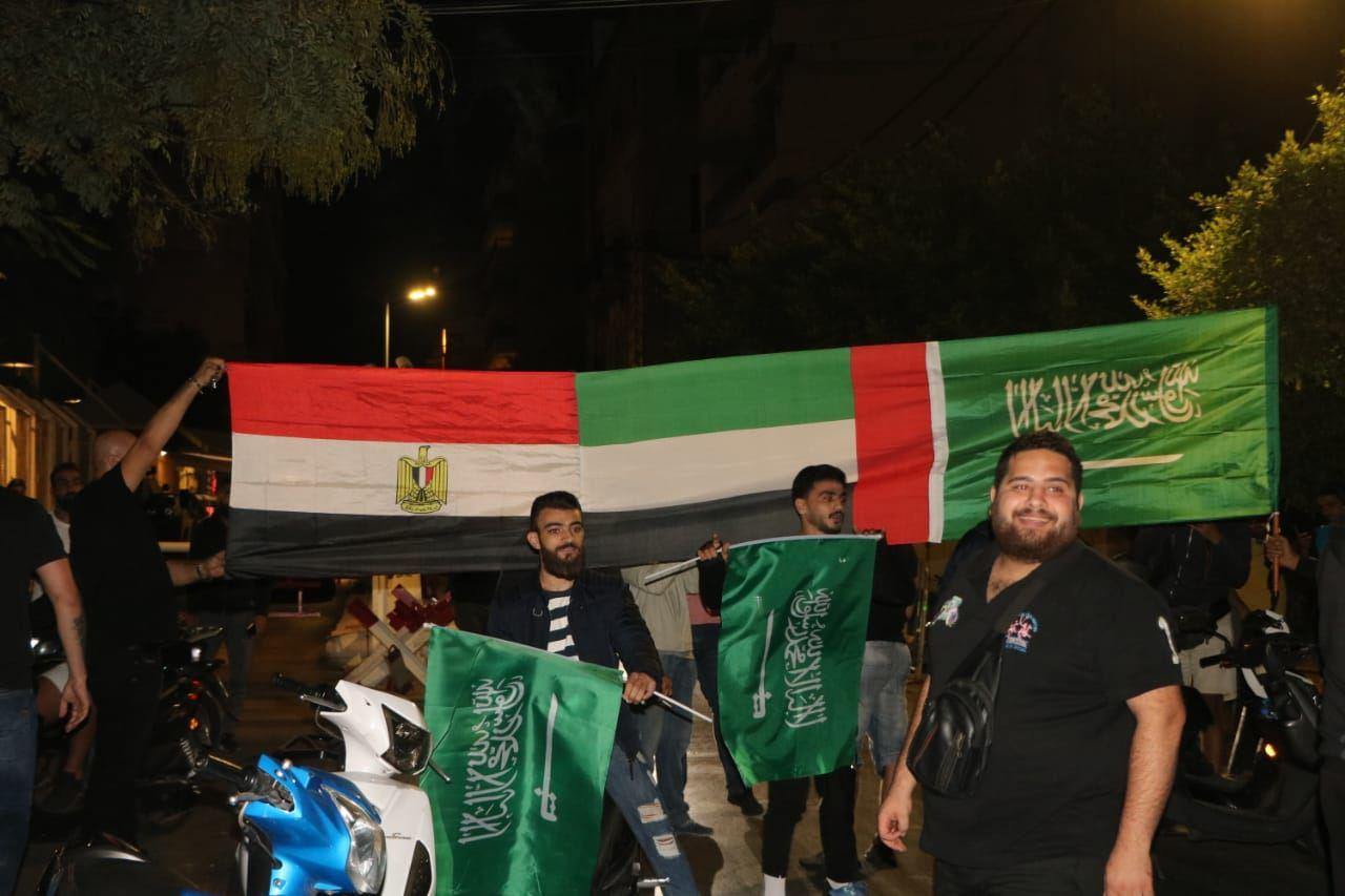 بالصور: وقفة مؤيدة للسعودية أمام سفارتها