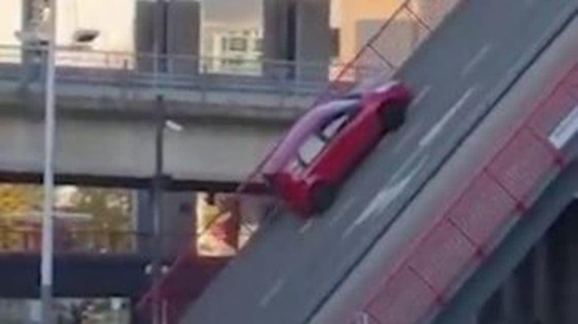 جسر متحرّك يفتح فجأة وعائلة تعيش لحظات مرعبة داخل سيارتها