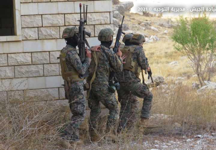 بالصور: تمارين تدريبية للجيش تحاكي مهاجمة مجموعة إرهابية في إطار SOFEX 2021
