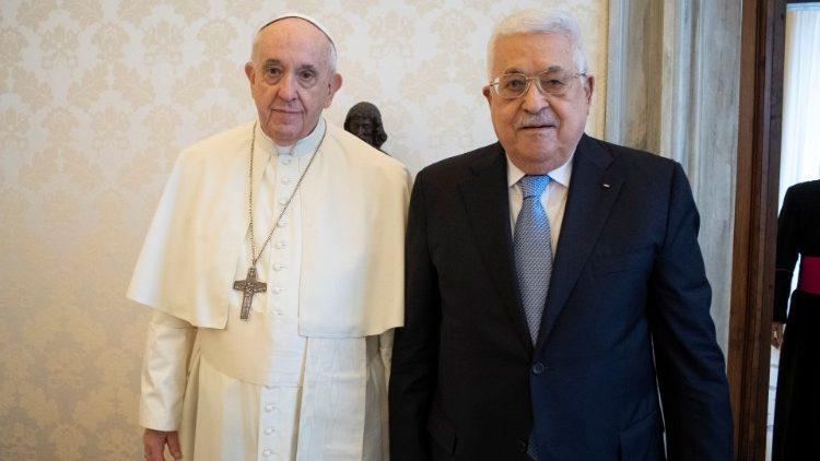 البابا فرنسيس يستقبل الرئيس الفلسطيني محمود عباس في الفاتيكان