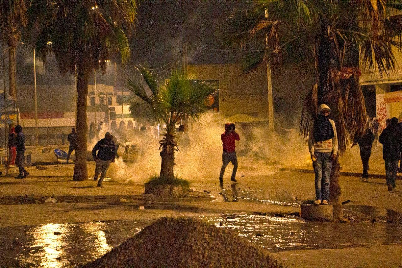 وفاة شاب تؤجج احتجاجات في تونس: متظاهرون يضرمون النار في مركز أمني ودعوة إلى اضراب عام في عقارب