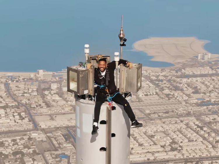 ويل سميث يتسلق "برج خليفة" ويجلس على قمته