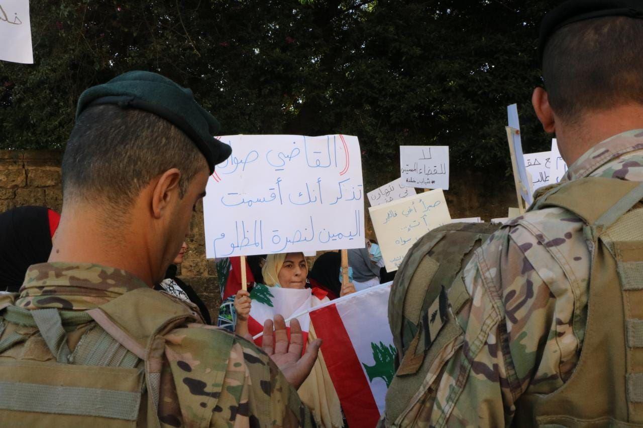 المشهد من محيط المحكمة العسكرية... "يا لبناني ما تنذل"