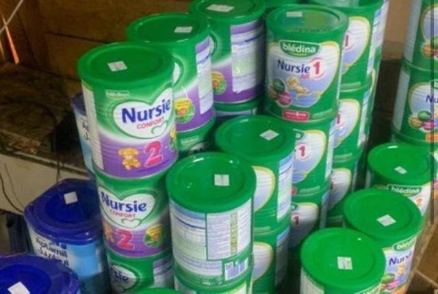 ضبط كمية من علب حليب الأطفال مخبأة في مستودع إحدى الصيدليات