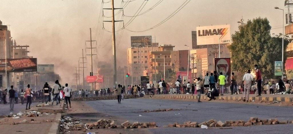 أكبر عدد من القتلى منذ الانقلاب... تظاهرة ضخمة وقنابل مسيّلة للدموع في السودان