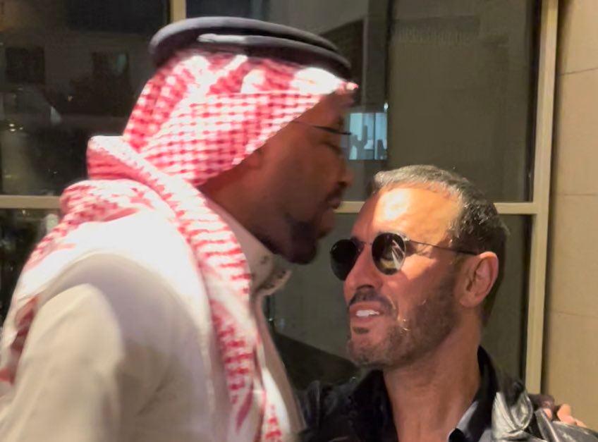 "قبلة على جبين القيصر"... ما فعله المعجب أحرج الساهر