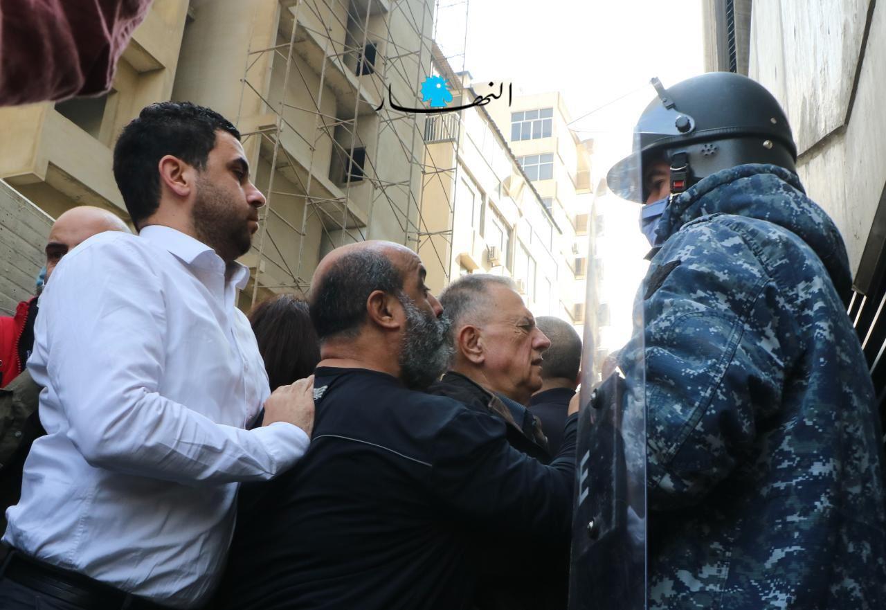 مجموعة من المودعين تقتحم "فرنسبنك" للمطالبة بأموالها (صور)