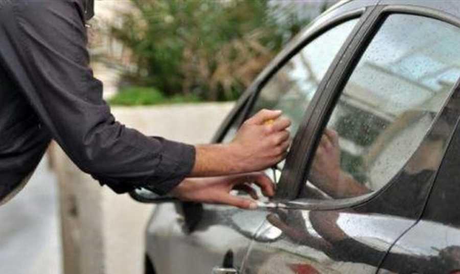 العثور على سيارتين مسروقتين على طريق المطار
