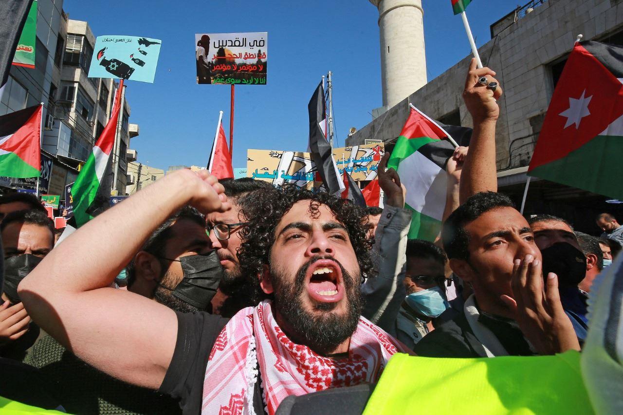 "يا للعار"... متظاهرون في عمّان يحتجون على إعلان النيات بين الأردن وإسرائيل في إنتاج الكهرباء