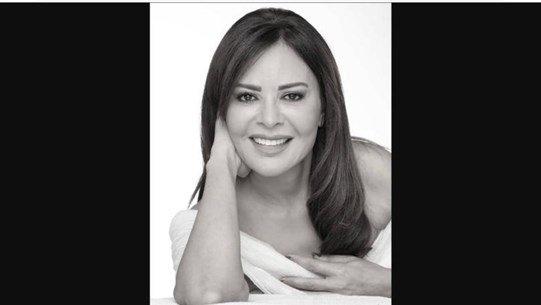 كارمن لبّس بجلسة تصوير جديدة بالأسود والأبيض