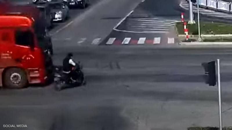 نجاة سائق دراجة من حادث رهيب بأعجوبة