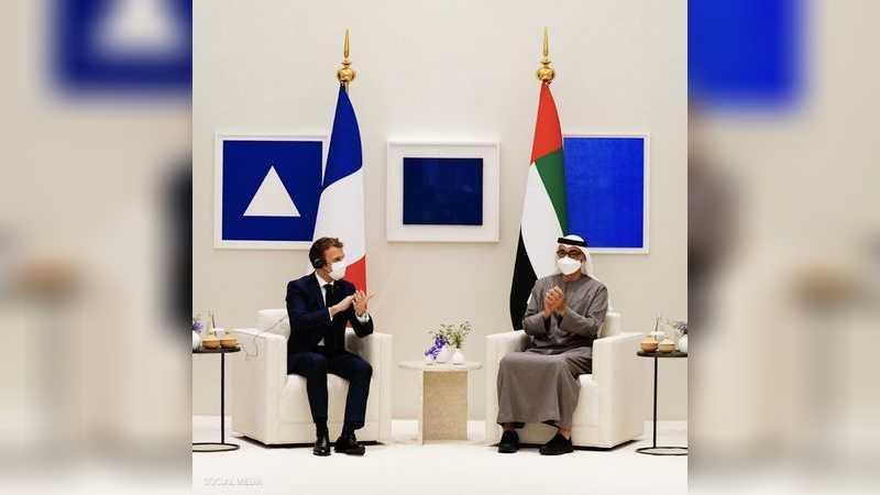 محمد بن زايد يستقبل الرئيس الفرنسي في "إكسبو 2020 دبي
