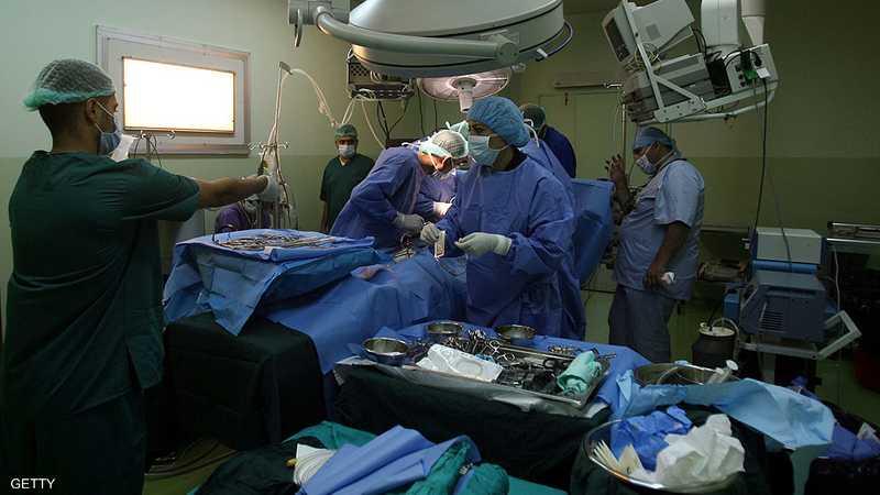 بطريقة غريبة.. قذيفة حربية علقت بجسمه أثناء التنظيف
