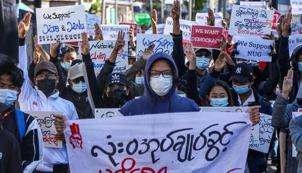 ميانمار... سيارة أمنية تصدم وتطارد متظاهرين وسقوط عشرات الجرحى