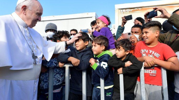 البابا فرنسيس يلتقي اللاجئين في مركز ميتيليني في جزيرة لسبوس