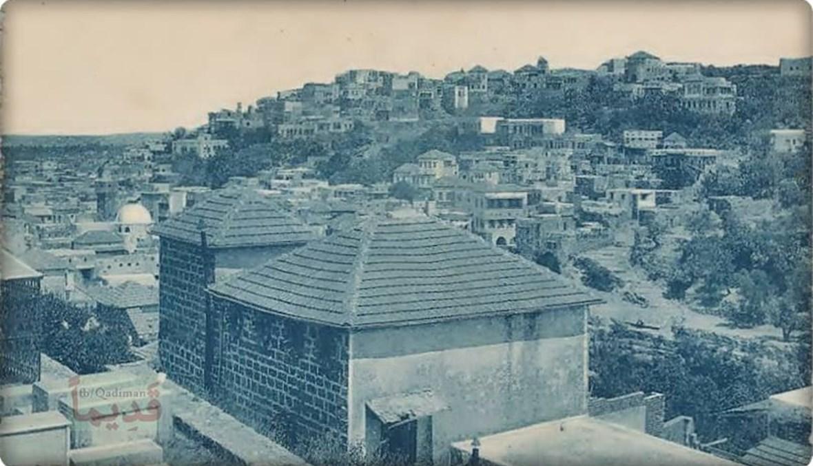 المؤرخ عبد الرؤوف سنو يعود الى أصل كلمة مدينة طرابلس باليونانية ومعناها "المدينة المثلثة"