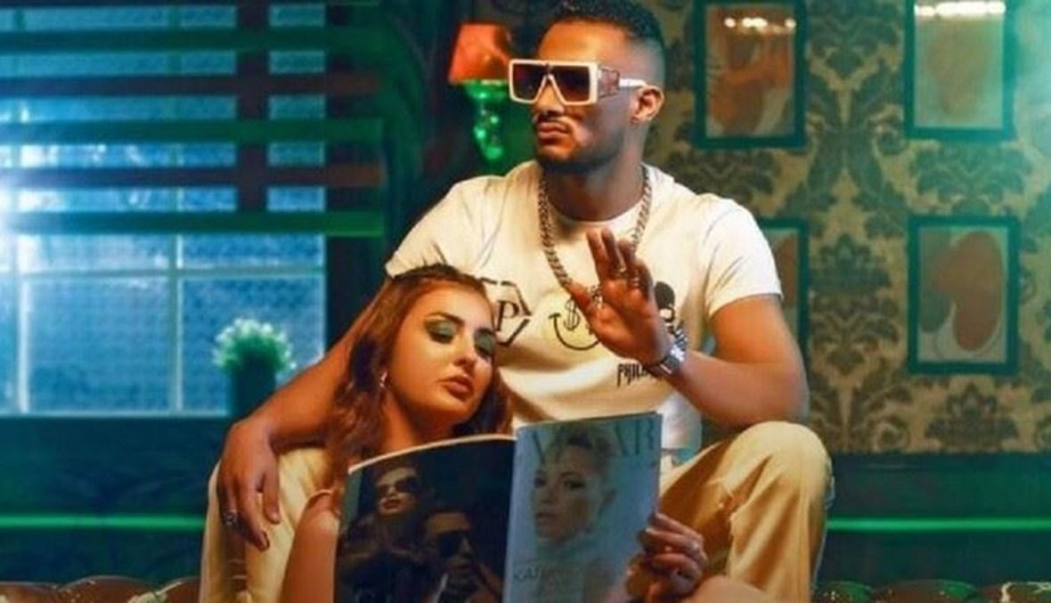 شيشة وصدر عار وساعات ثمينة... محمد رمضان "يقيم الدنيا" في بغداد