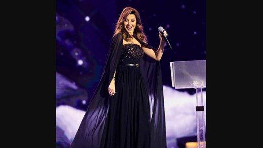 نانسي عجرم تخطف الأنظار بإطلالتها الأنيقة على المسرح في السعودية